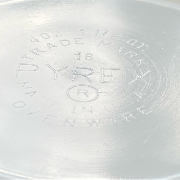 RARE Pyrex ‘Dot’ 1 1/2 Quart Bowl circa 1968-1973 - Picture 10 of 10